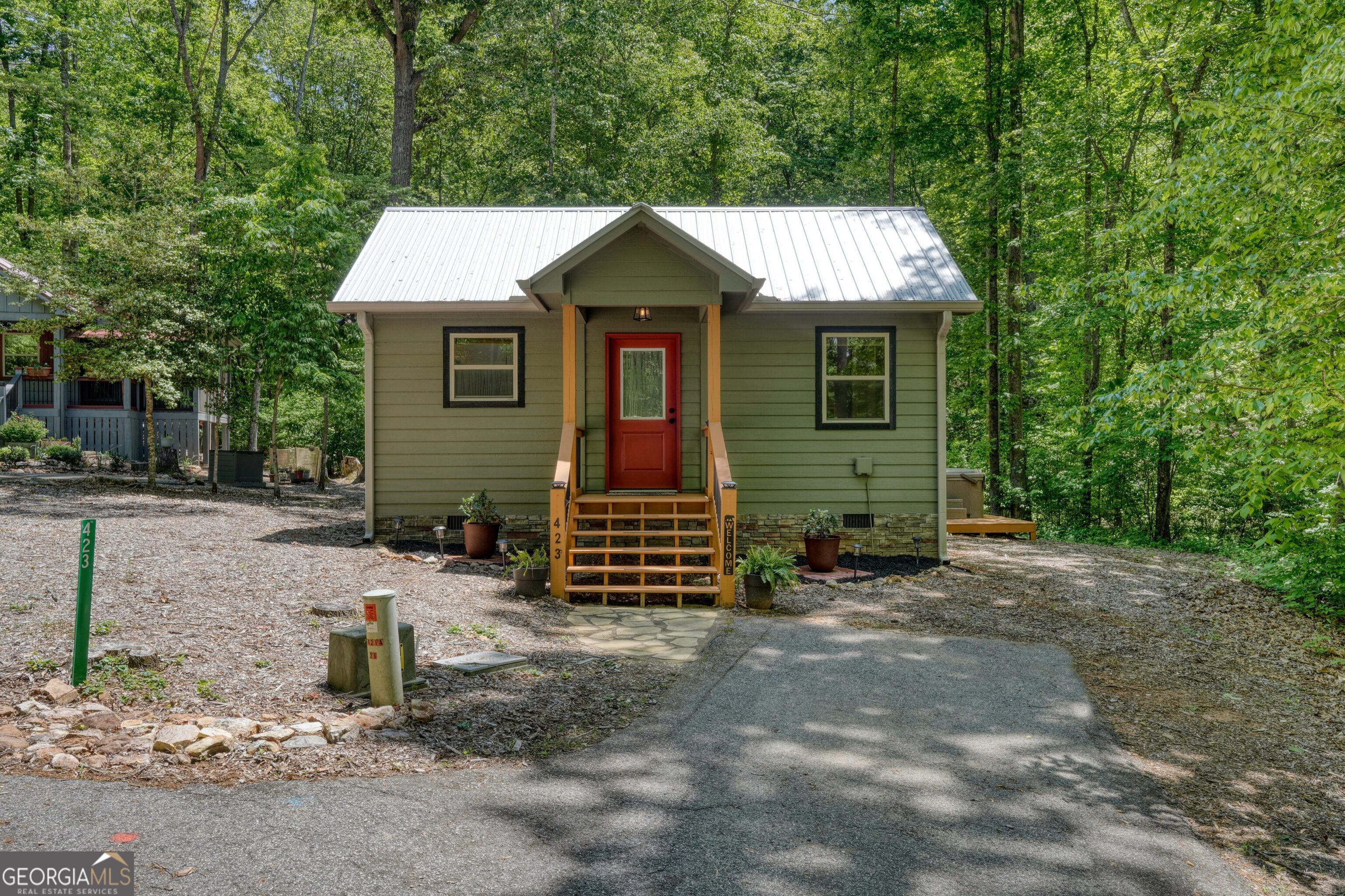 Charming cottage, built in 2022, was designed with an open floor plan for a large family room and kitchen area. A 10x10 utility room was added and also a large screened porch making total footprint 650sf. This home features custom hickory cabinets, granite counter tops and stainless steel appliances. Screened porch has a private, forest view and an 8X10 deck platform. Location is convenient to mountain towns of Blue Ridge, Blairsville and Hiawassee offering lakes, golf, hiking, festivals and more! Casino is nearby in Murphy and convenient to other cities of Atlanta, Nashville, Knoxville and Asheville. Hot tub does not convey.