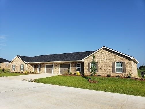 Excellent location only 1 mile from US Hwy 441 Bypass. Close to shopping restaurants and medical. Well cared for community. Must see.
