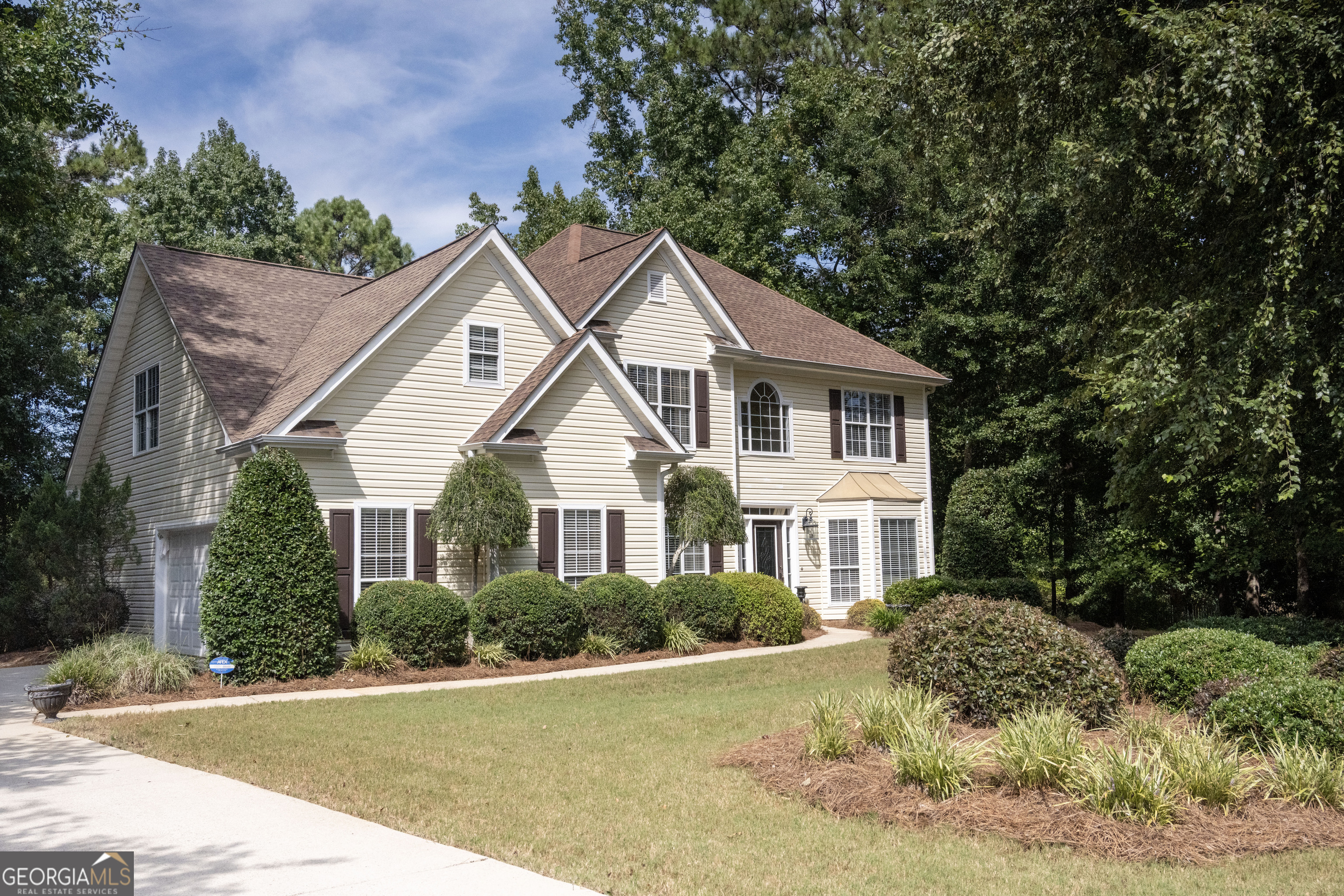 Immaculent Well Maintaned home in the much sought after Woods of Lake Dow subdivision. Your family will love this 5 bedroom 3 bath home. Enjoy the spacious rooms. The kitchen, dining, and living room is an entertainers dream. Invite all the relatives for the holidays or NOT! Don't miss your opportunity, This one will not last long. Schedule your appointment today!