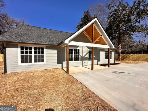 A home in Toccoa