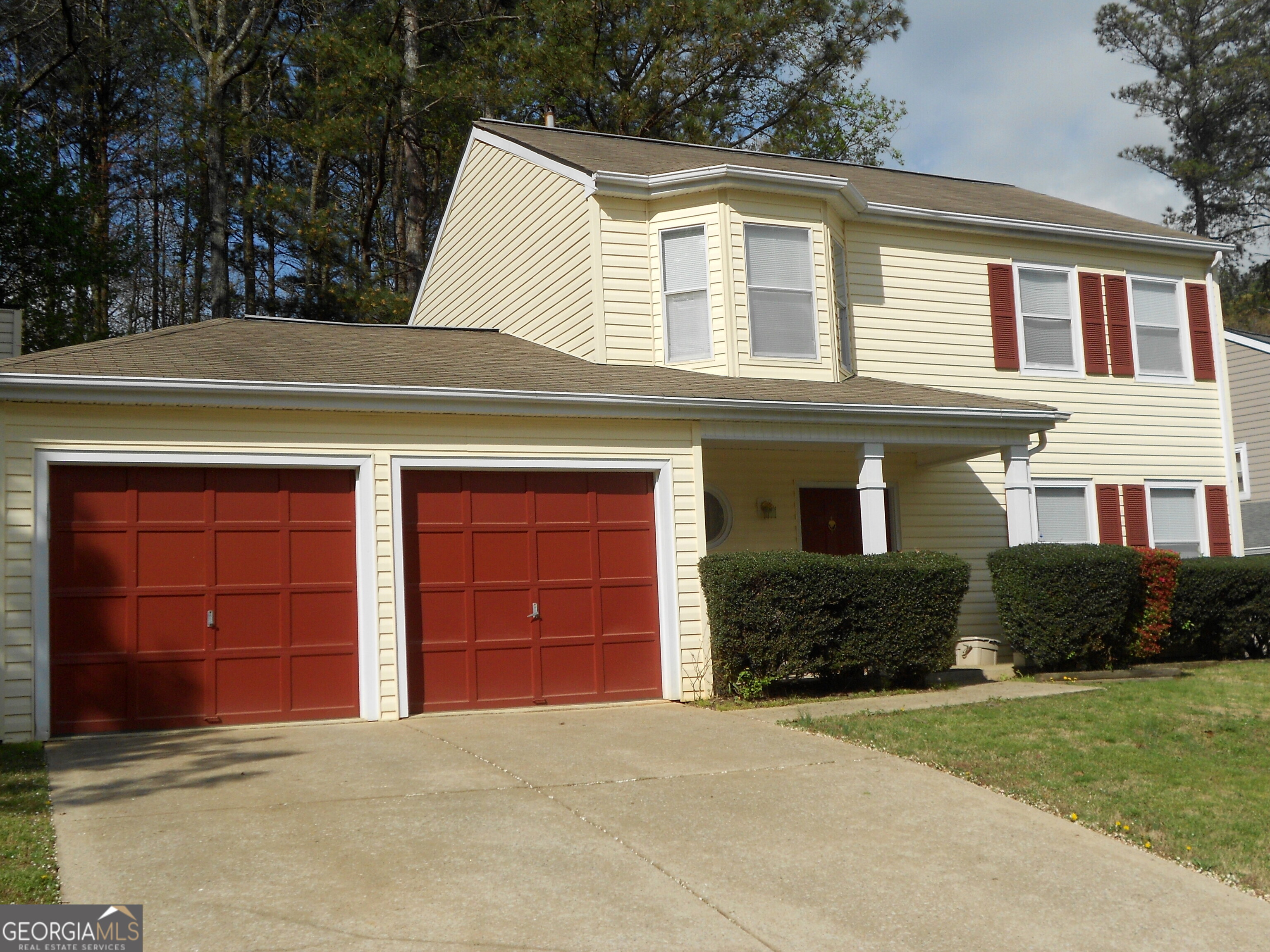 Traditional 3B/2.5 BA home in sought after neighborhood. Laminated hardwood floors in main area. Family room with gas log fireplace. Separate living room and separate formal dining room. Owner's bathroom has double vanities in the bathroom, tub/shower combo. 2 additional bedrooms and bath up. Main floor laundry. Attached 2 car garage. Priced to sell and is $55-60k less than surrounding homes.