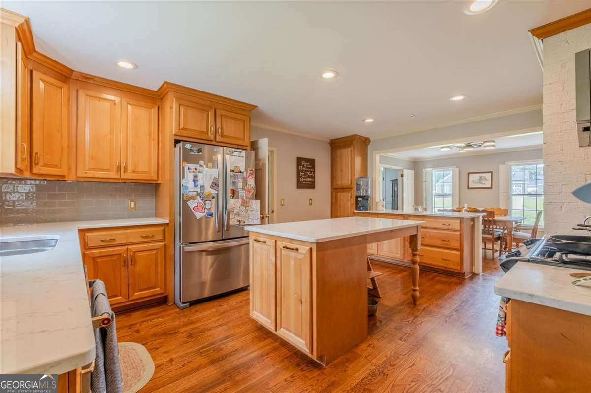 227 W Lakeshore DR SE