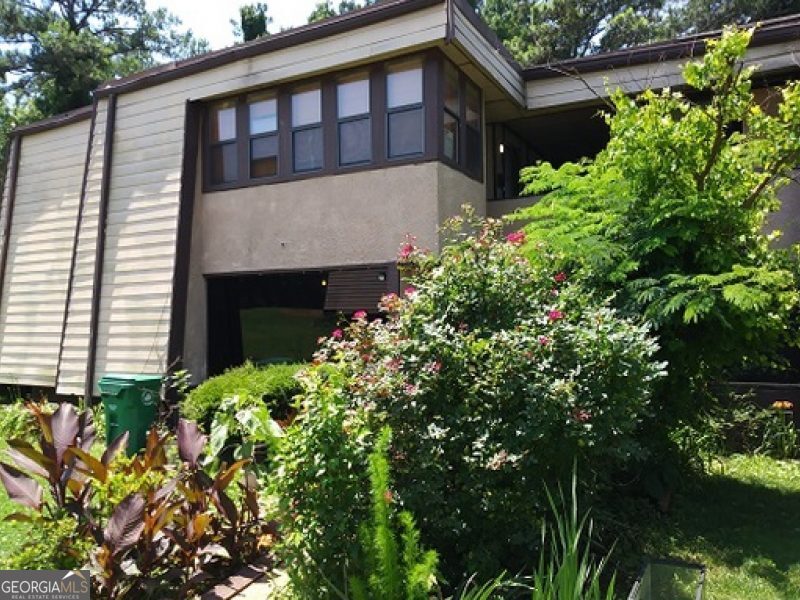 Renovated 2 bedroom and 2 bath condo in the somerset community of Lithonia. Home is near shopping, schools and transportation. This is a perfect investment opportunity and seller is really motivated. Bring all offers!