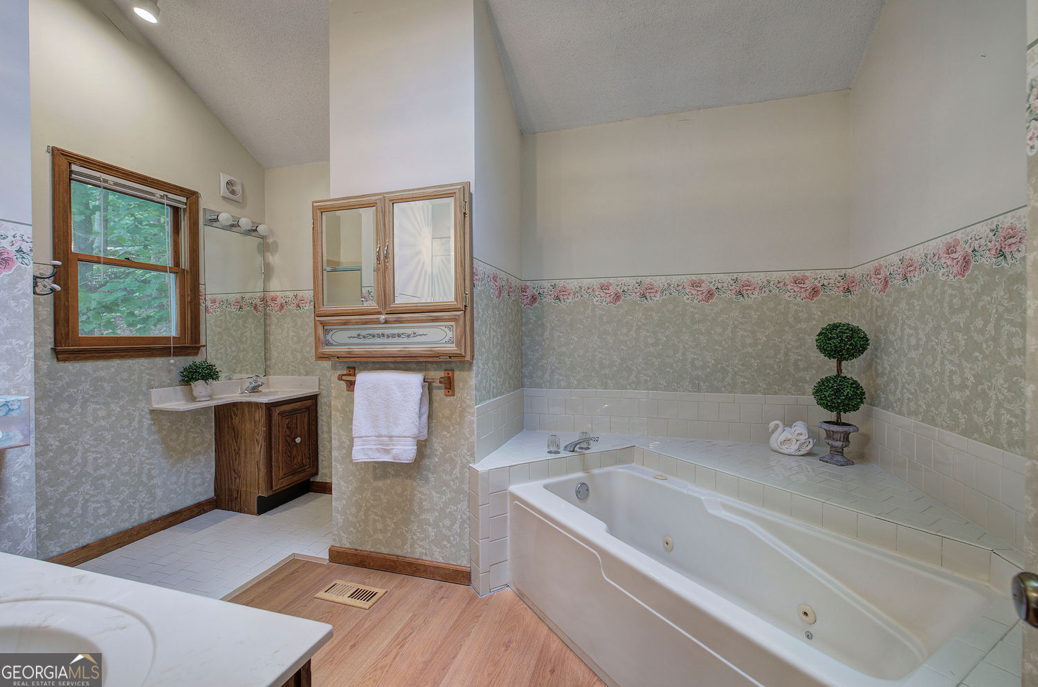 Waleska, Georgia 30183, United States, 3 Bedrooms Bedrooms, ,4 BathroomsBathrooms,Residential,Active,174908