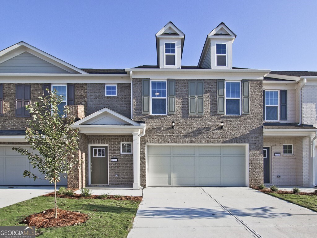 ENJOY LIVING IN THIS BEAUTIFUL 3 BEDROOMS/2.5 BATHROOMS LUXURY TOWNHOME IN THE NORTH COVE SUBDIVISION! HIGH-END INTERIOR FINISHED. THE OPEN FLOOR PLAN LENDS ITSELF TO SOCIALIZING. DARK RICH HARDWOOD FLOORS. CHEF&ANGLED KICHEN WITH GRAY CABINETS, KITCHEN AID STOVE AND MICROWAVE, GRANITE COUNTERTOPS AND TILED BACKSLASH. WALK-IN PANTRY. OPENS TO DINING & FAMILY ROOM WITH COZY FIREPLACE. OVERSIZED OWNER'S SUITE WITH TRAY CEILINGS, SPACIOUS BATHROOM WITH DUAL VANITIES & TILED SHOWER, AND WALK-IN CLOSET. MINUTES TO SHOPPING, RESTAURANTS AND EASY ACCESS TO GA400. SWIM AND TENNIS COMMUNITY WITH A CLUBHOUSE. CLOSE TO LAKE LANIER MARINA. CREDIT SCORE MUST BE 700 OR GREATER WITH STEADY EMPLOYMENT HISTORY. ( GROSS) INCOME MUST BE AT LEAST 3X RENT. NO EVICTION FILING/NO LATE RENT PMT/NO LANDLORD DEBT/NO (OPEN) BANKRUPTCY/NO CONVICTIONS IN ALL 50 STATES. 2 MONTHS BK STMT PLUS 2 MONTHS PAY STUBS REQUIRED. PETS NOT ALLOWED.