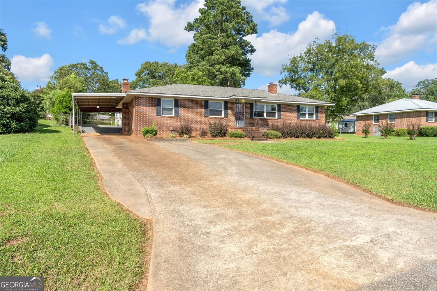 815 Hillcrest DR