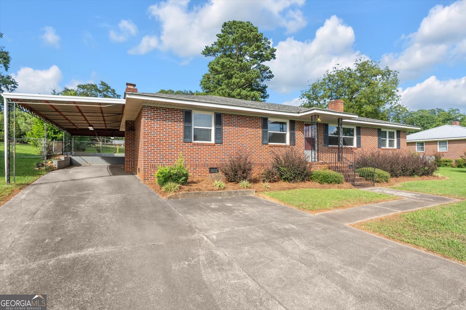 815 Hillcrest DR