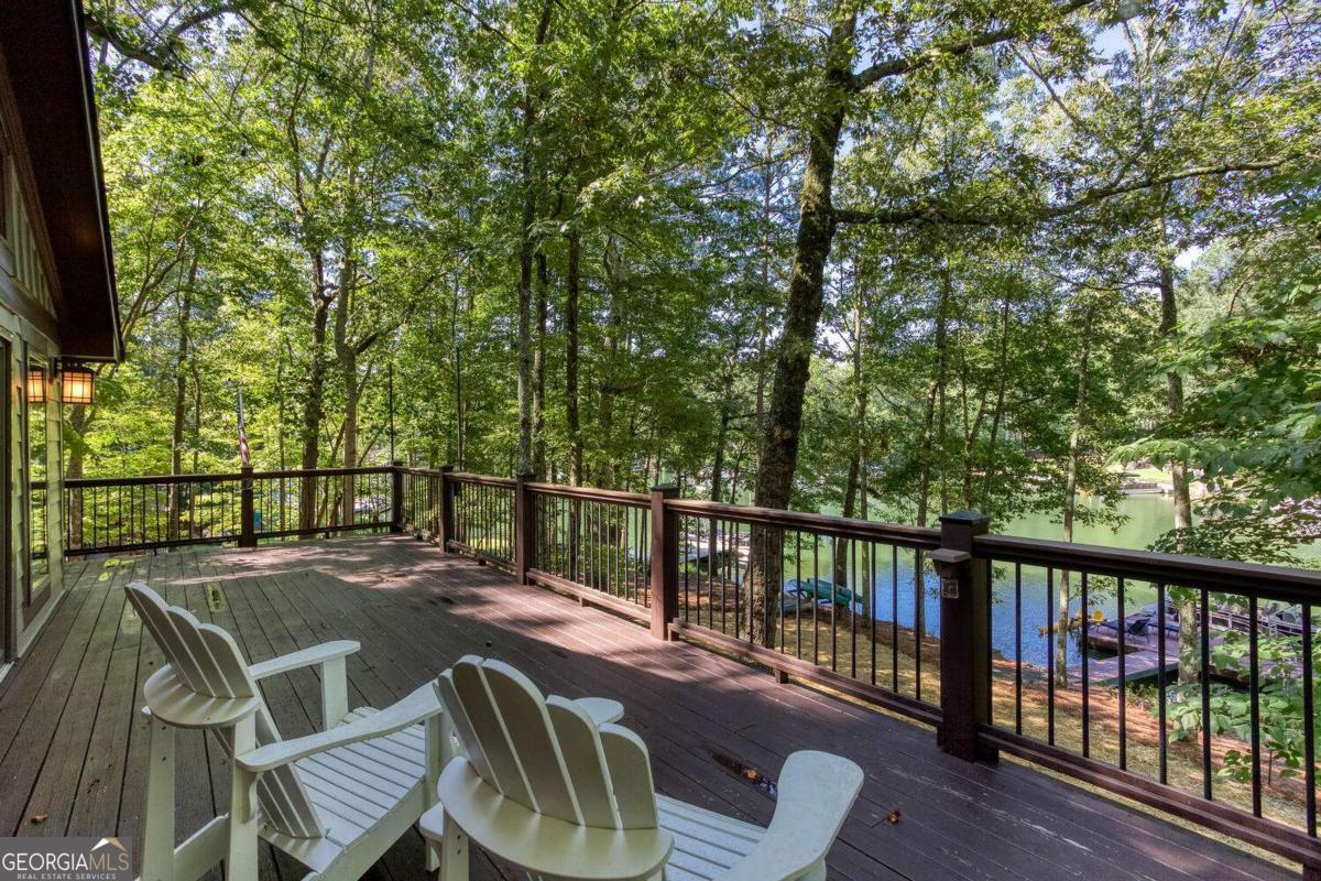 225 Lakeview CIR