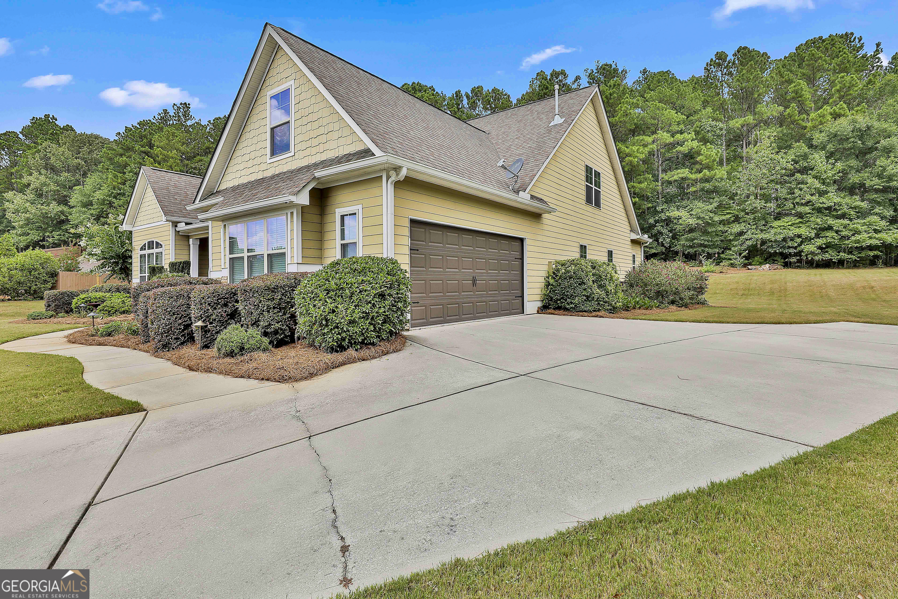 301 Ivy LN