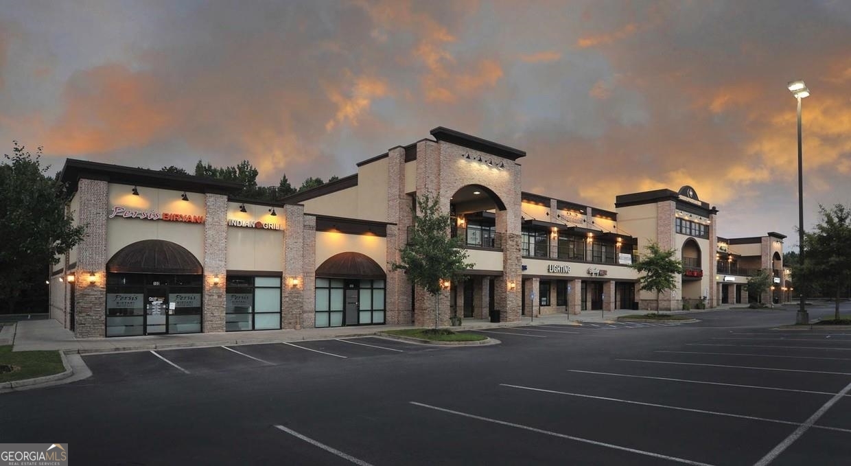 The shopping center is surrounded by retailers including Home Depot, Kroger, Walmart, Costco, and Lowe's. Residential communities are located behind the property as well. Windward Parkway is buzzing with office, retail shops and restaurants.