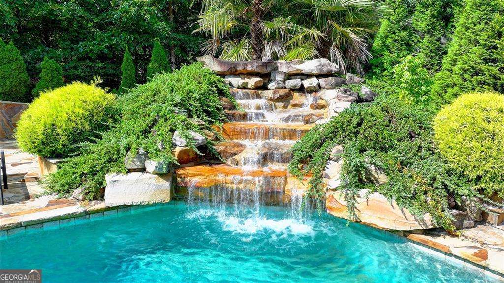 1375 Tree LN