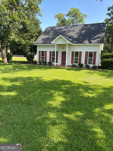 VERY NICE 3 BE 2 BA HOME LOCATED ON A BEAUTIFUL LOT
