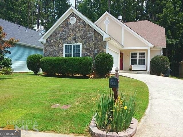 Avail now! New carpet, fresh paint, excellent condition! A wonderful 2 story with master on the main & 2 bedrooms up, located in a great area of Peachtree City with some of the best schools around! Nice open floor plan with kitchen open to the vaulted LR/ DR combo & cozy stone fireplace + open to the private backyard with screen porch. Kitchen includes all appliances (refrigerator, microwave, range & DW) There's a laundry closet (washer & dryer are there - they work but are "as is" - we can have them removed if you like) The house is close to cart paths (for a leisurely walk or golf cart/ bike ride) & all of Peachtree City's fantastic shopping, restaurants & amenities, miles & miles of cart paths, Lakes Peachtree & Kedron, The Night Market & Pavilion for concerts, many parks & playgrounds + much much more. Call today to see this wonderul home.