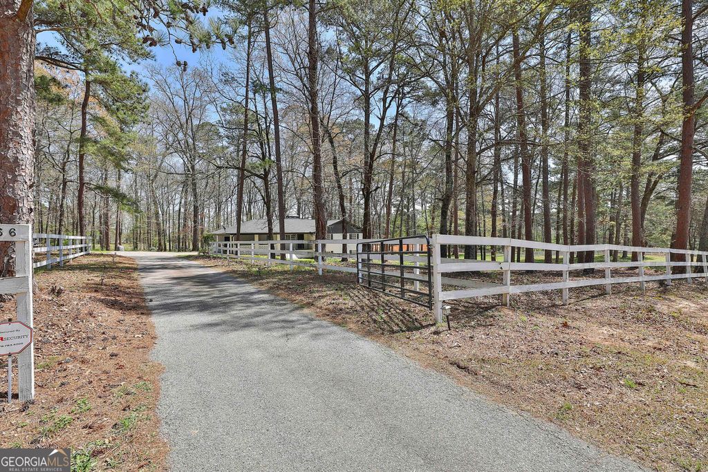 Photo of 2366 Highway 92 S, Fayetteville, GA 30214 (MLS # 10640706)