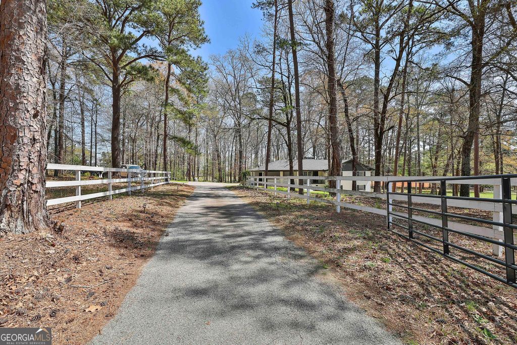 Photo of 2366 Highway 92 S, Fayetteville, GA 30214 (MLS # 10640706)