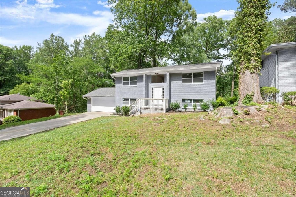 Photo of 495 Larchmont Circle NW, Atlanta, GA 30318 (MLS # 10850714)