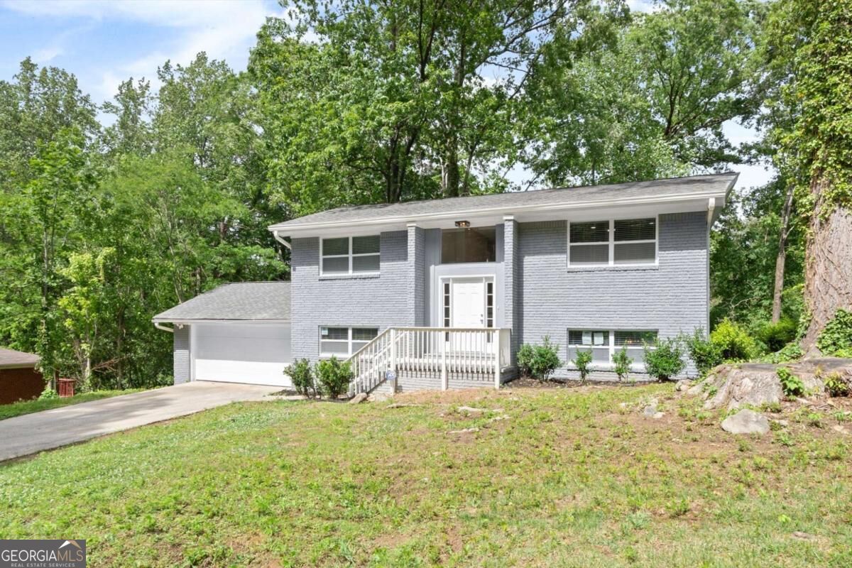 495 Larchmont CIR NW