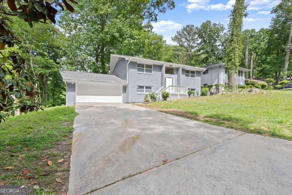 Photo of 495 Larchmont Circle NW, Atlanta, GA 30318 (MLS # 10850714)