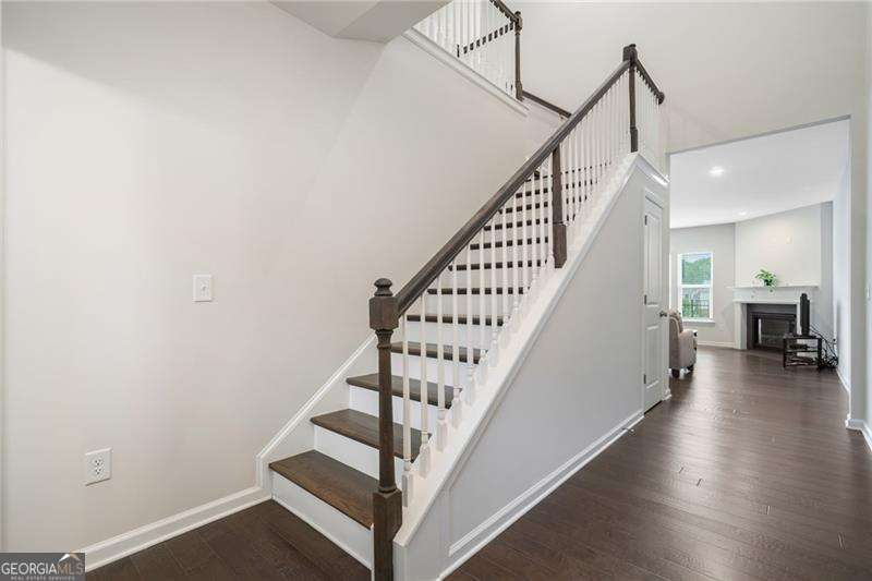 218 Ellis LN
