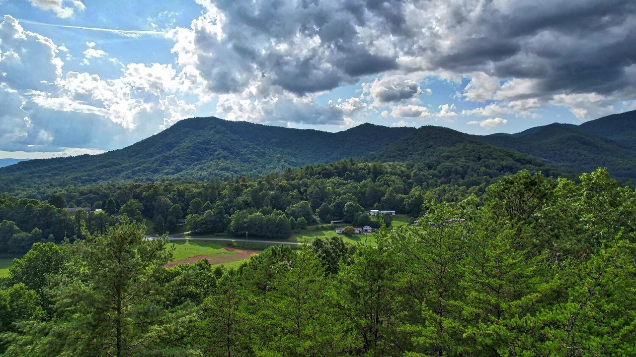 Great spot to build that mountain dream home featuring nice views and paved and easy to navigate roads.