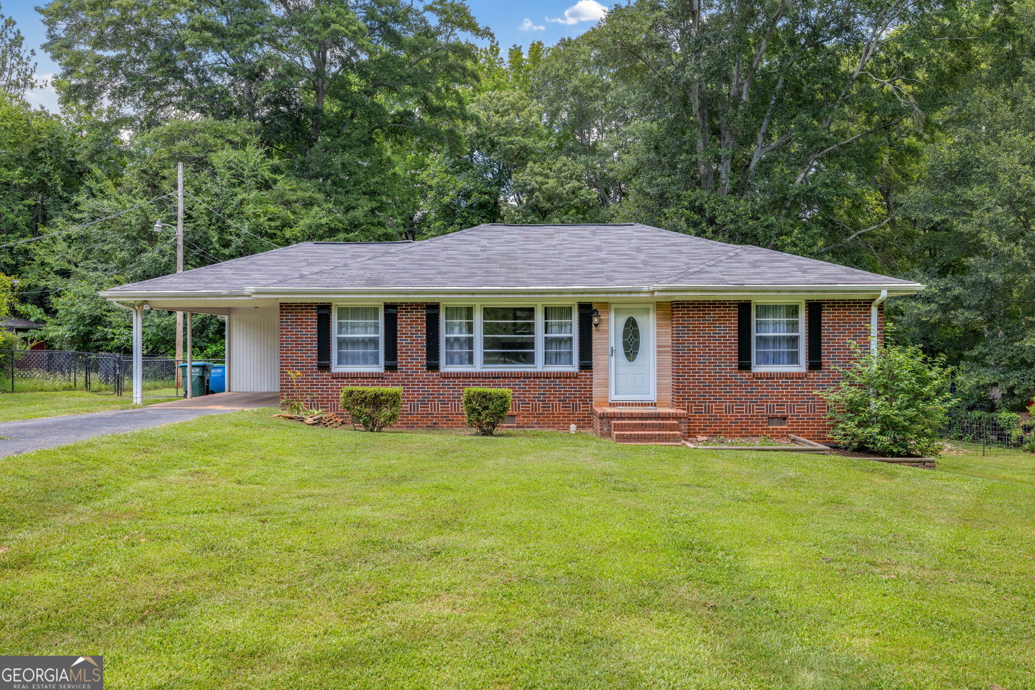 Well maintained brick ranch in the heart of downtown Commerce that is convenient to everything. This home offers 3 bedrooms and 1 full bath that has just been renovated. Hardwood floors throughout main living areas and bedrooms. Large crawlspace that is perfect for storage and a large level backyard. You don't want to miss this one as it is priced to sell quickly!!