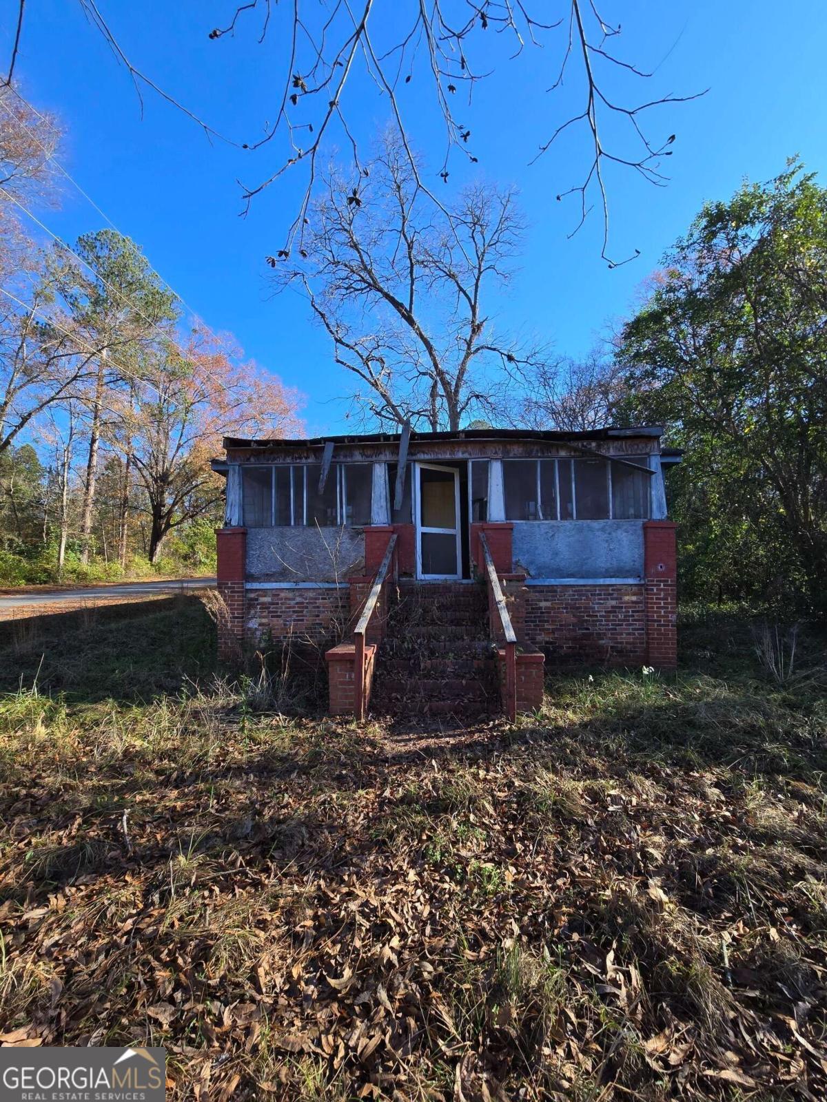 Incredible investment Opportunity Near Georgia College! This property package features a six-unit apartment building (six-plex) and a single-family home, both ready for a complete renovation. There is great potential to generate significant returns. Located just 5 minutes from Georgia College and 13 minutes from Lake Sinclair, the property is in a prime location. It is ideal for student housing or rental income. Don't miss this chance to invest in a growing area. Opportunities like this don't last long!