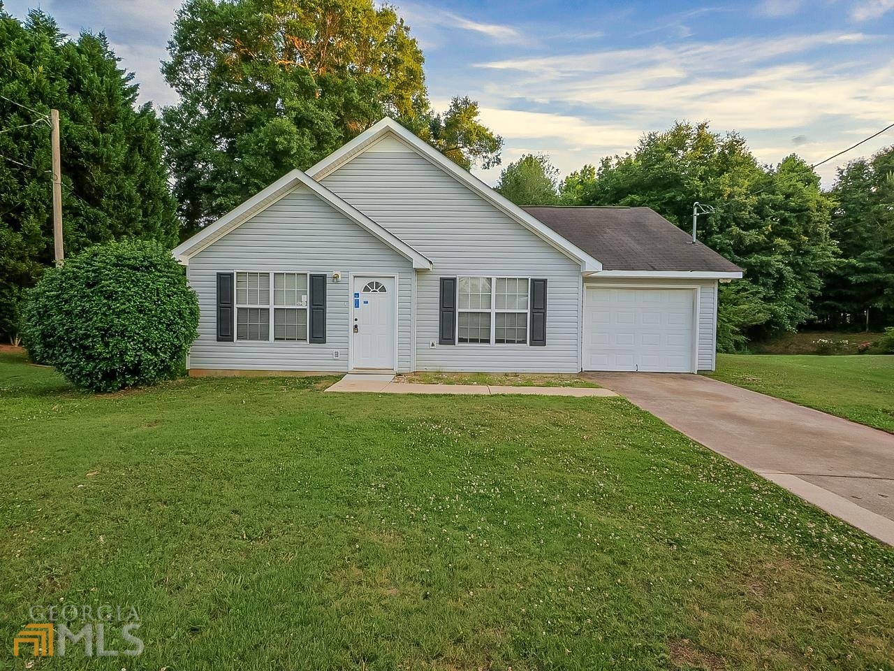 Fantastic 3 bedroom home in sought after Jackson location. The kitchen boasts generous counter space and a breakfast bar, making cooking and entertaining a delight. Step inside this beautiful interior with vaulted ceilings, plenty of natural light, and a neutral palette. Step outside to host the next gathering here! Don't miss this incredible opportunity.