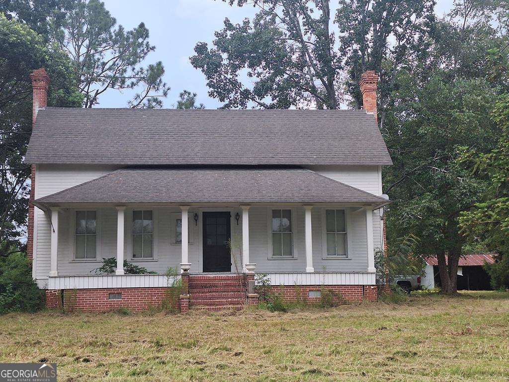 This home has so much character and can be renovated to show its true beauty. Not many like this anymore. Call GA DreamWorks Realty 912 286 7292 or 912 705 7084