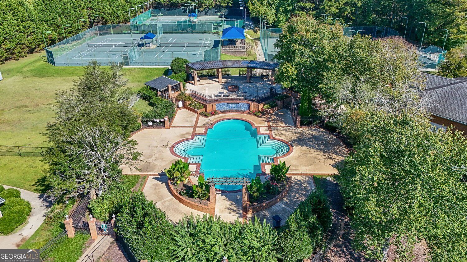 221 Hawick LN