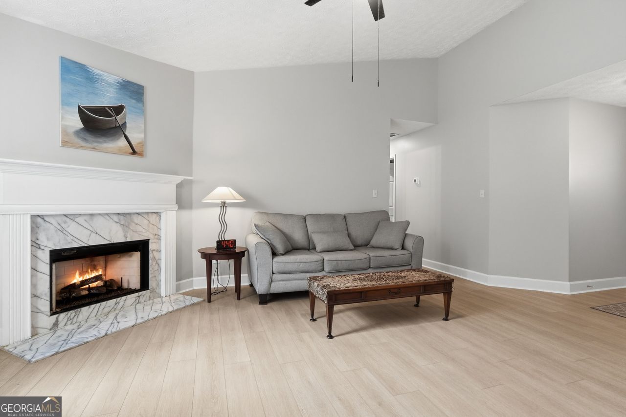 1215 Hillcrest Glenn CIR