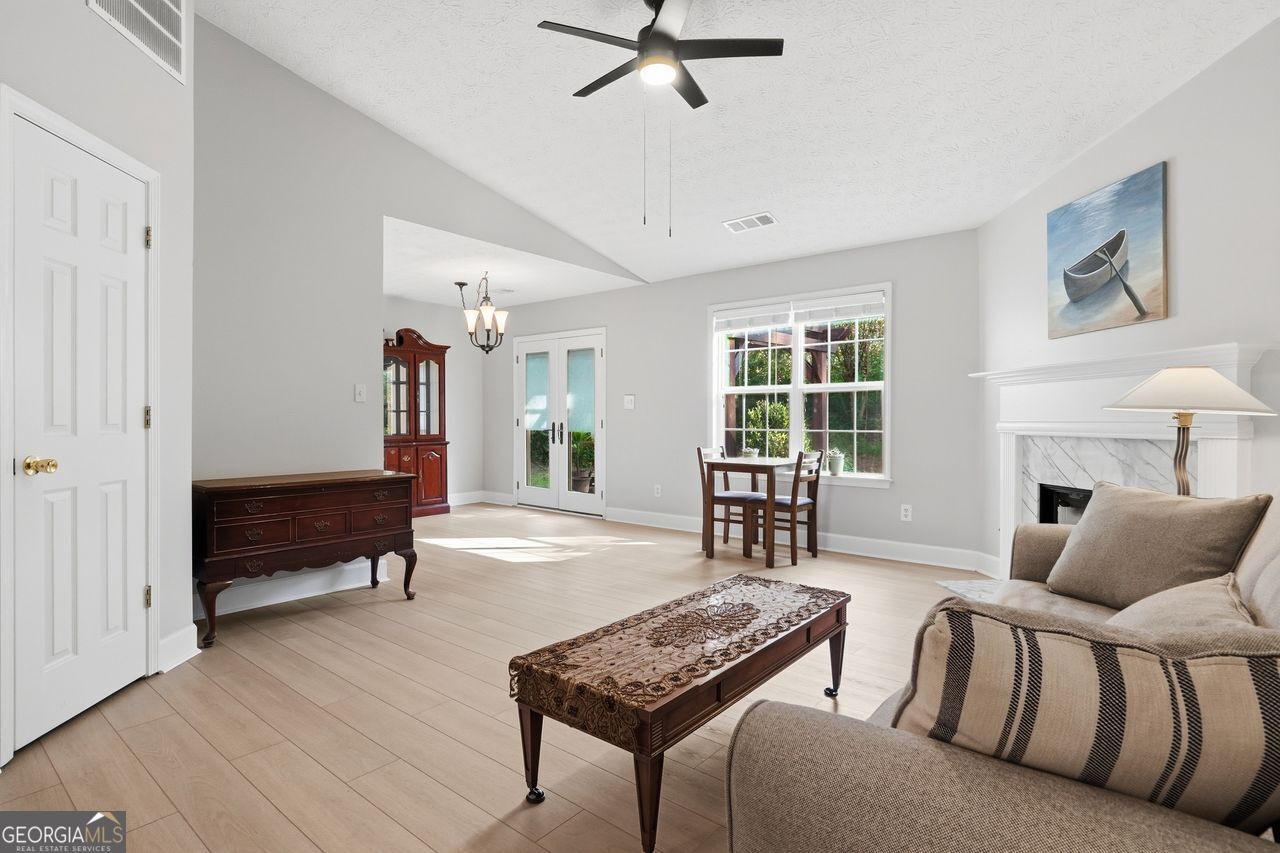 1215 Hillcrest Glenn CIR