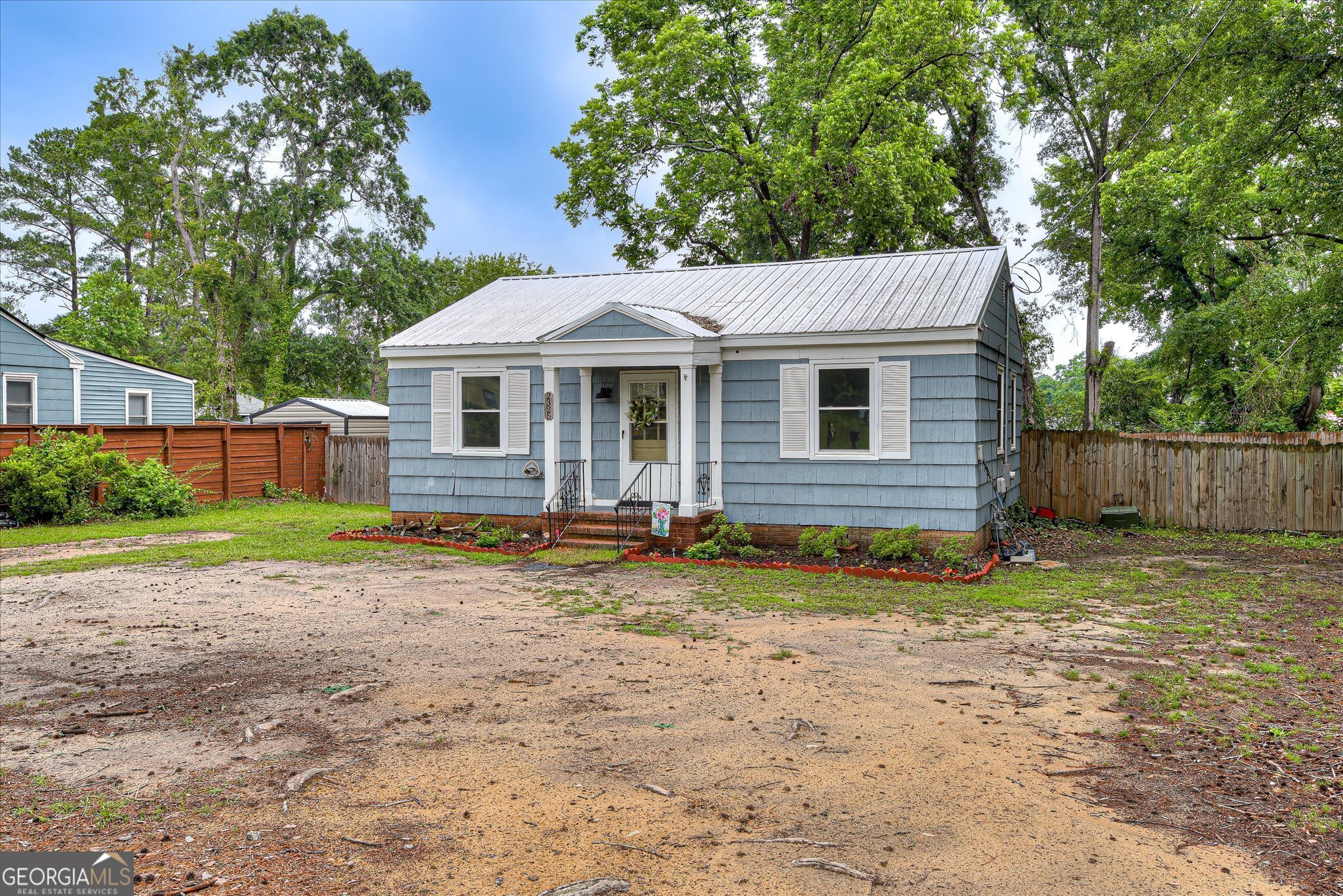 2325 Henry CIR
