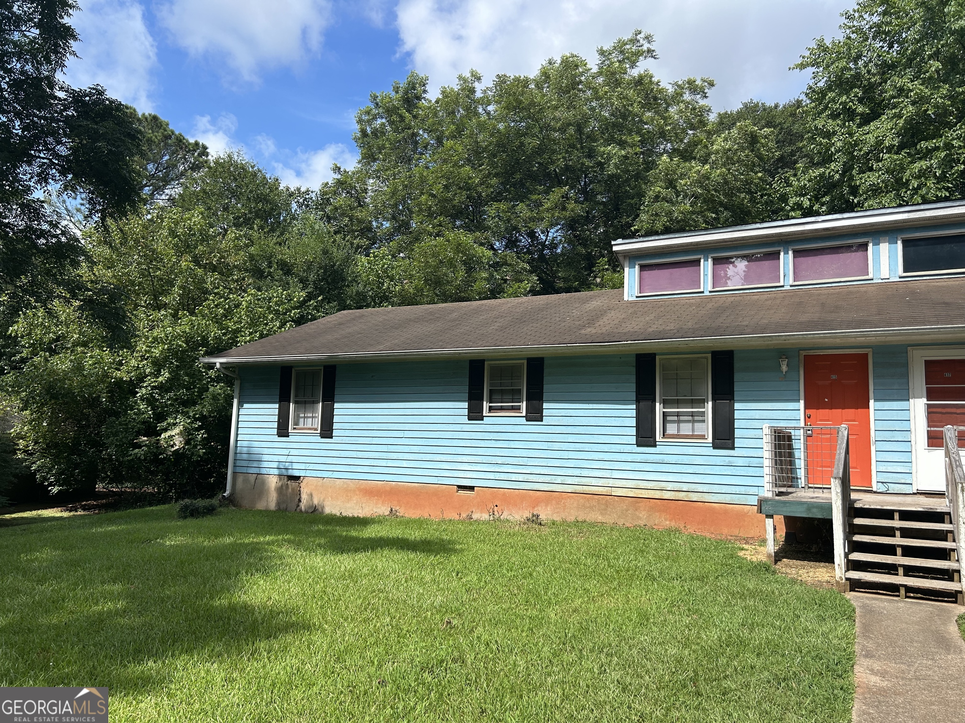 One of the largest duplexes in Lexington Heights! 2BR/1BA duplex that features washer/dryer hookups, large bedrooms, and appliances. Great east side location, only minutes to schools, shopping, restaurants, and the loop.