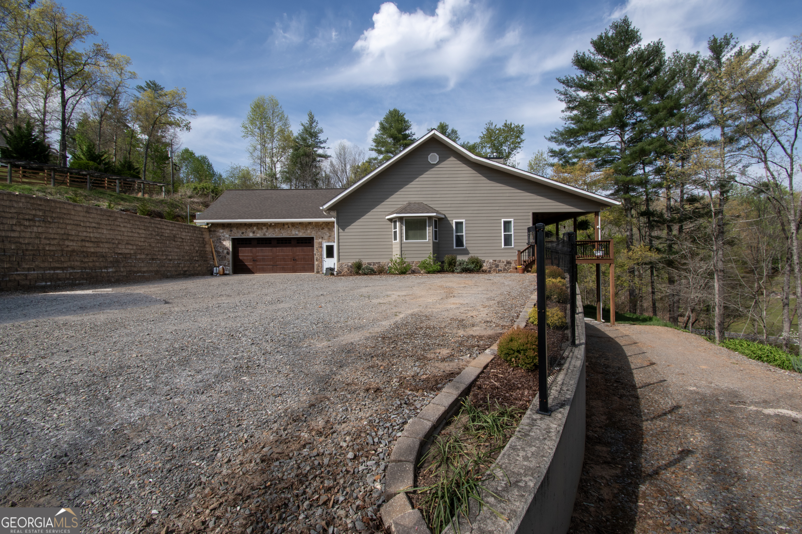 122 Ritz RD