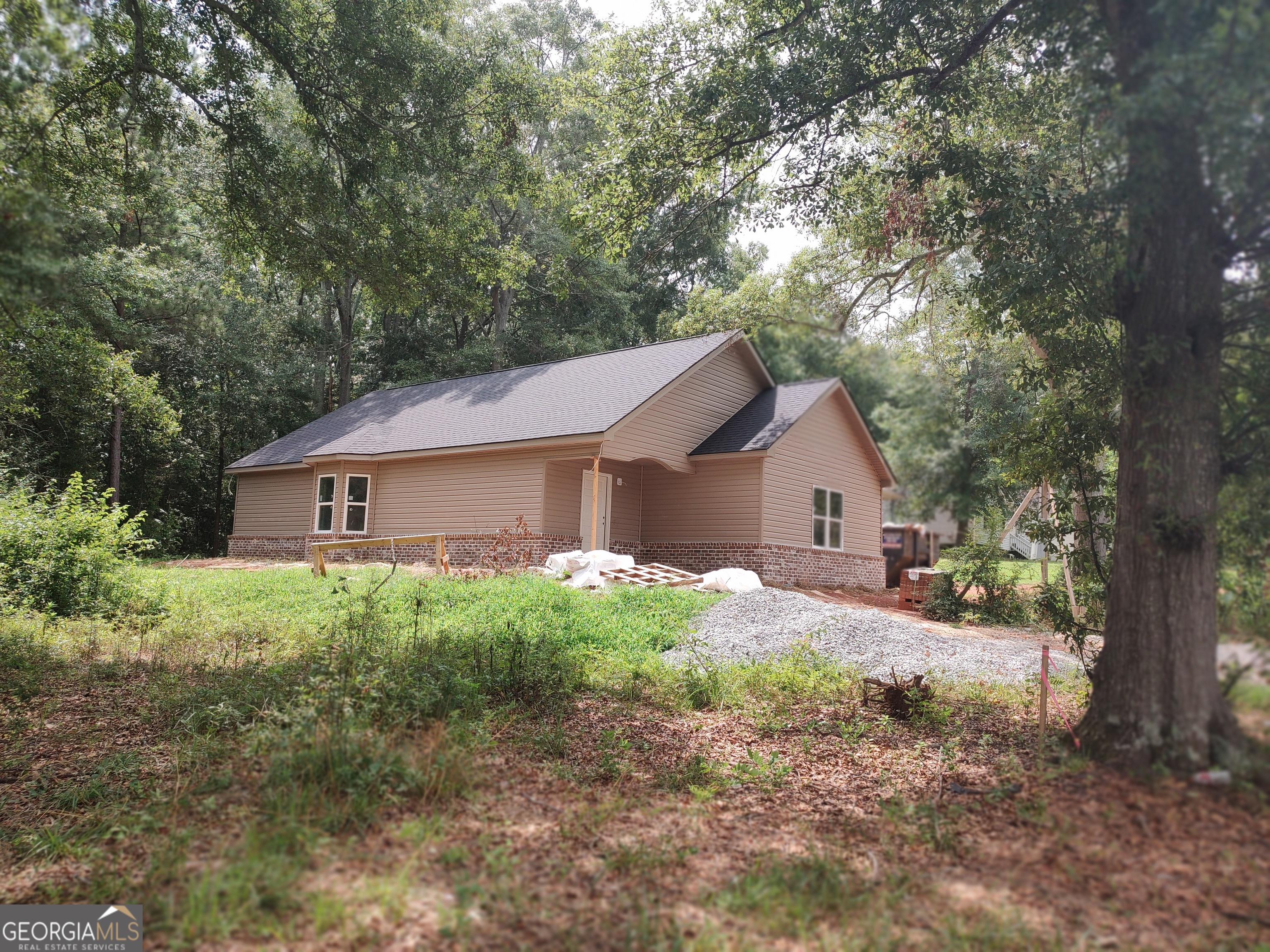 NEW CONSTRUCTION. Work in the city? Try living in Barnesville. 15 Minutes from Griffin. 20 minutes from Jackson. 30 minutes from Forsyth, 45 minutes from Macon. Move in ready. Price reduction! Make a great investment as rental for GORDON COLLEGE students.. 4 bedrooms with potential of steady revenue. Large vaulted ceiling open floor plan. Master on main at front of house with full bath. 4/2 on corner lot. Quiet neighborhood just off Hwy 41. Convenient to Continental Tire Co and downtown Barnesville and GORDON COLLEGE. Supra