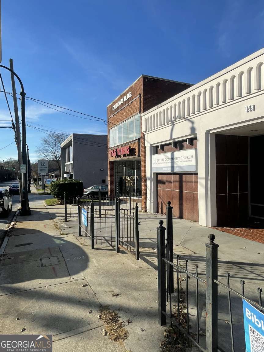 957 M L King Jr DR NW