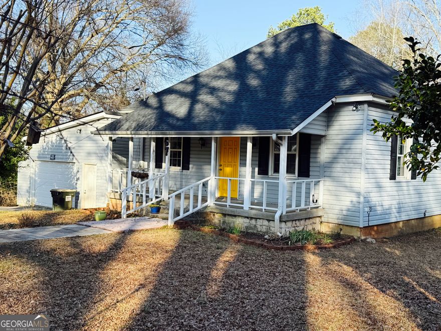 GREAT 4BR/2BA RENTAL PROPERTY IN A QUIET NEIGHBORHOOD CLOSE TO DOWNTOWN GRIFFIN! THIS PROPERTY FEATURES A ROCKING CHAIR FRONT PORCH, LARGE LIVING ROOM, EAT-IT KITCHEN, LARGE PRINCIPAL SUITE PLUS, 3 SMALLER ROOMS AND A COMBINED LAUNDRY/SUNROOM. THIS PROPERTY SITS ON 0.5 ACRES OF LEVEL LAND, WITH A FENCED-IN BACKYARD. PLEASE CALL FOR A PRIVATE SHOWING.