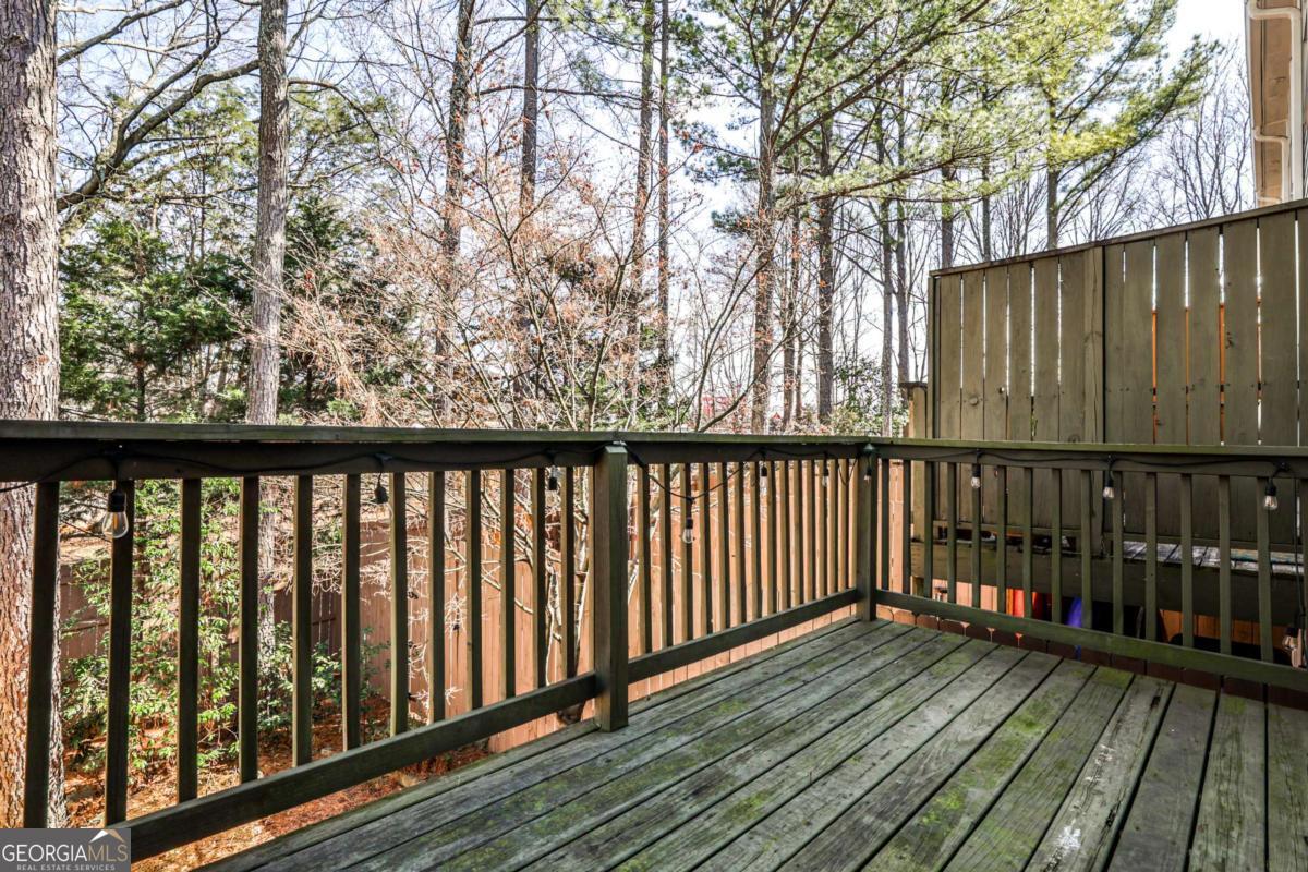 1126 VILLAGE CT SE