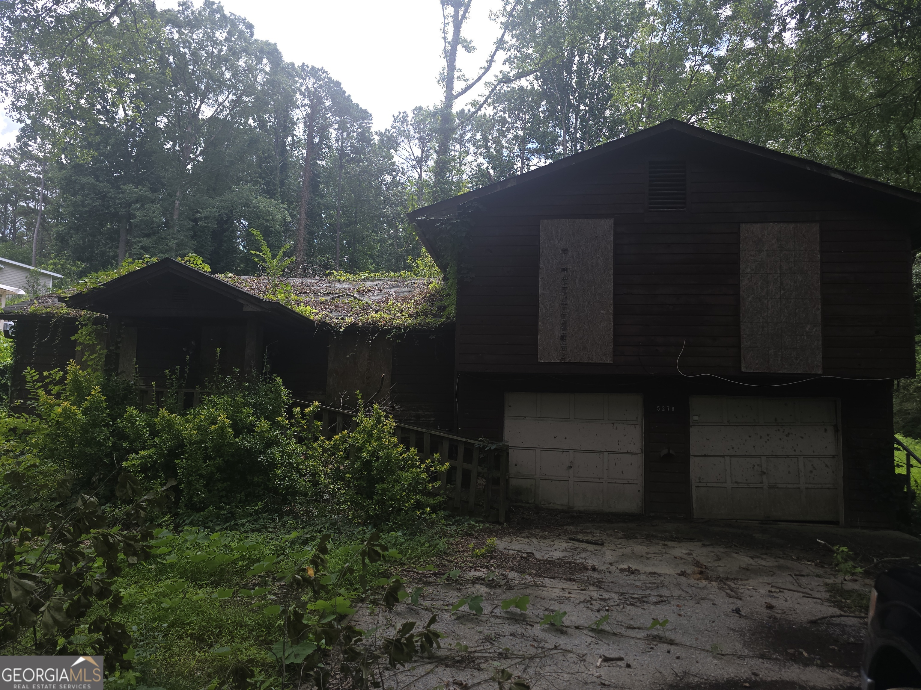 Great location. Just minutes from Atlanta Airport. Perfect opportunity for seasoned investor! property will need a complete renovation