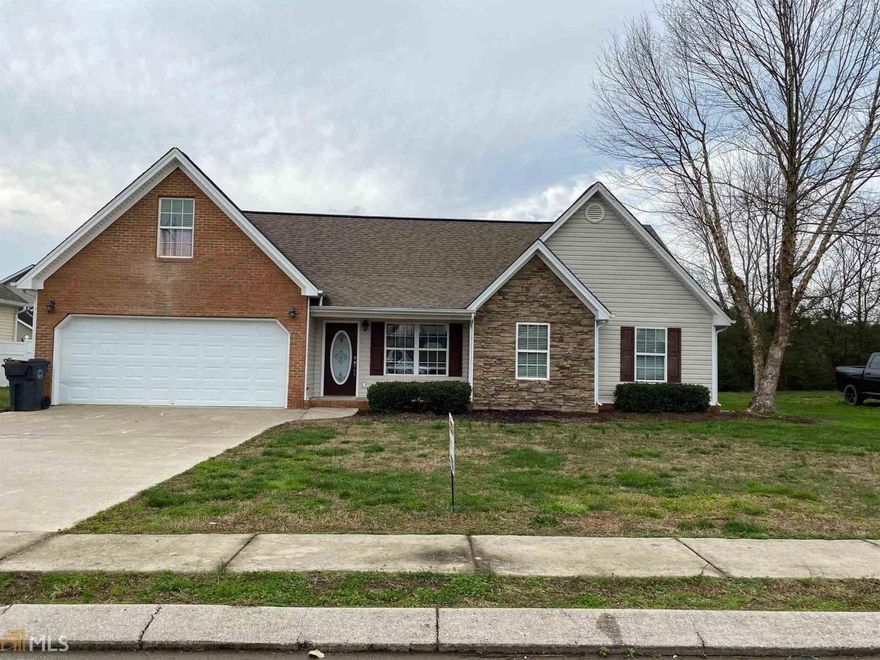 Beautiful 3 BR, 2 BA home in Julians Place is ready for you to make it yours. Vaulted ceiling in great room, stainless appliances in kitchen, nice screened porch in back of home, plus finished bonus room that could serve as a 4th bedroom. Great location is near everything. This one is a must see so call today for your personal tour.