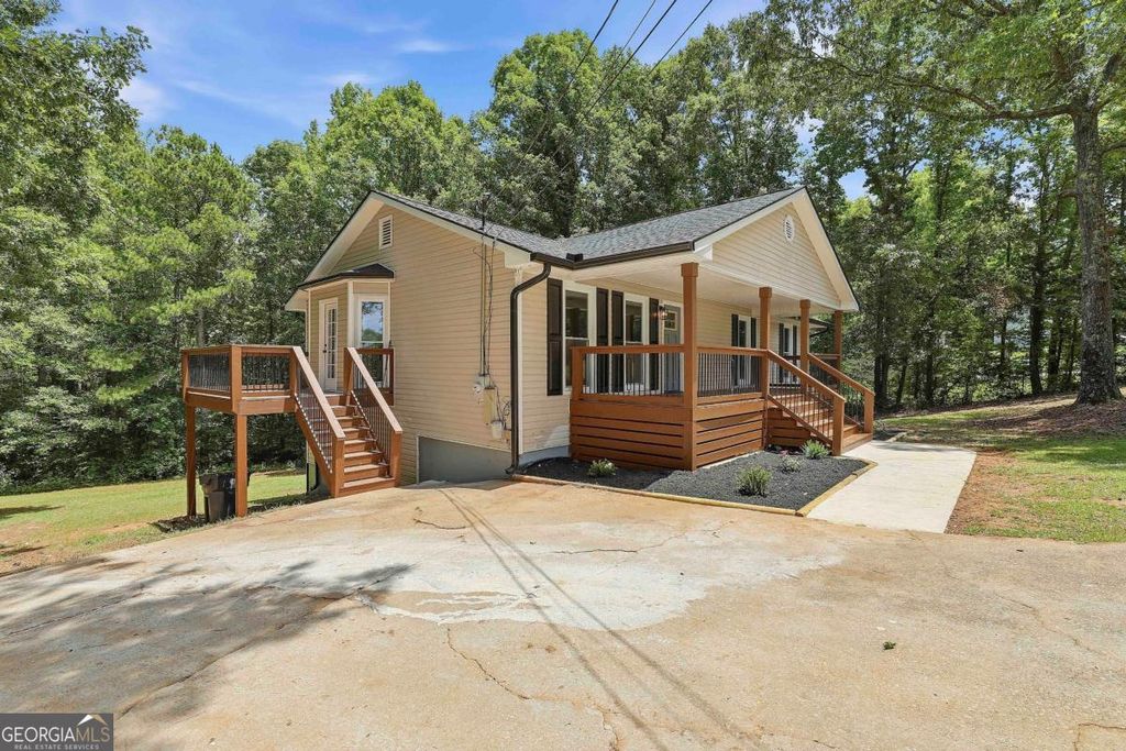 Photo of 175 Beverly Park Ct, Newnan, GA 30263 (MLS # 10797491)
