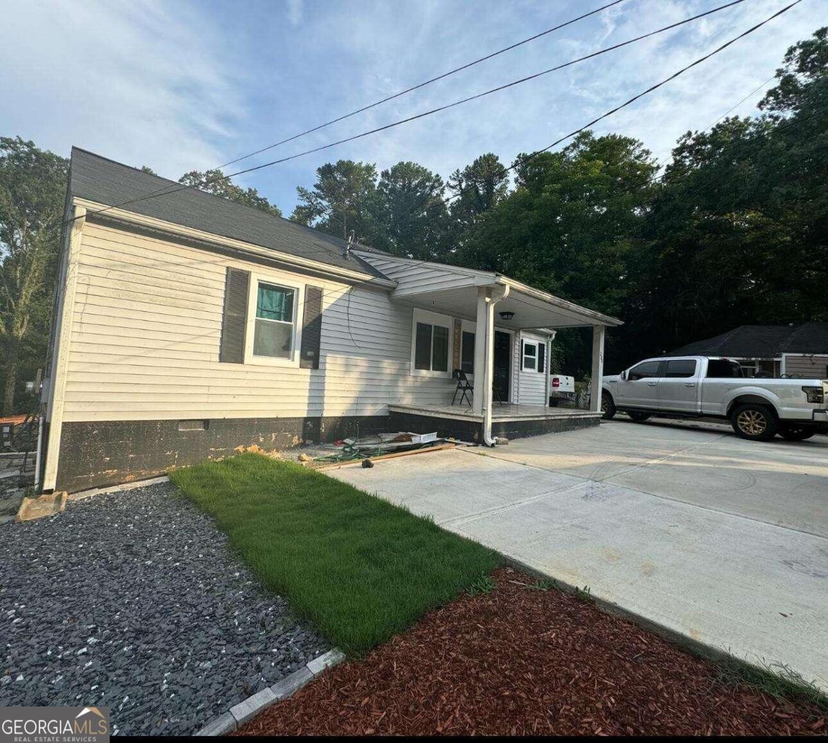 Welcome to 286 Pauladean Circle SE, Marietta, GA 30067! This cozy 2-bedroom, 1-bathroom home features a modern kitchen with white cabinetry, hardwood/wood-style flooring, pendant lighting, a sink, and a stainless steel fridge. Enjoy the spacious backyard with a deck, perfect for outdoor entertaining. Located near excellent schools, parks, and shopping centers, this home offers convenience and an unbeatable location. Schedule a visit today!