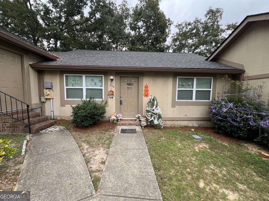 BETTER LOOK AT ME!...I won't last long. Cute Home conveniently located to Robins AFB, schools and shopping; privacy fenced backyard; great room/dining room combo with volume ceiling; nice kitchen with dishwasher, range and refrigerator; nice size master bedroom; plus extra bedroom with hall bath; condo fee covers all exterior maintenance, monthly pest control, insurance, yard maintenance, pool and clubhouse...CALL TODAY!