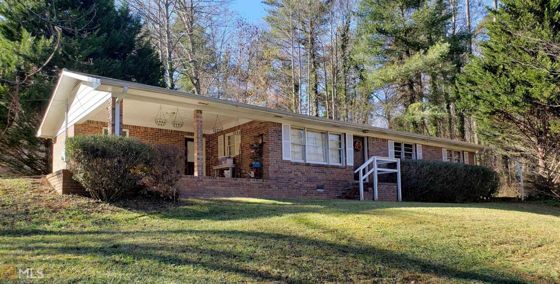 Great in town location walk to restaurants. 3br 1.5 baths recently remodeled with new HVAC, new gutters, new stainless steel appliances, UPDATED kitchen, breakfast bar, Granite countertops, Hardwood floors, new carpet.