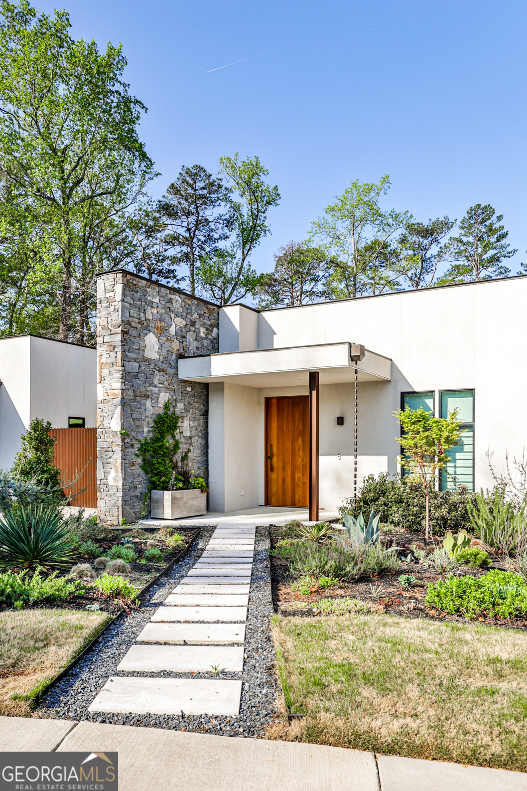 1572 CLIFTON RDG