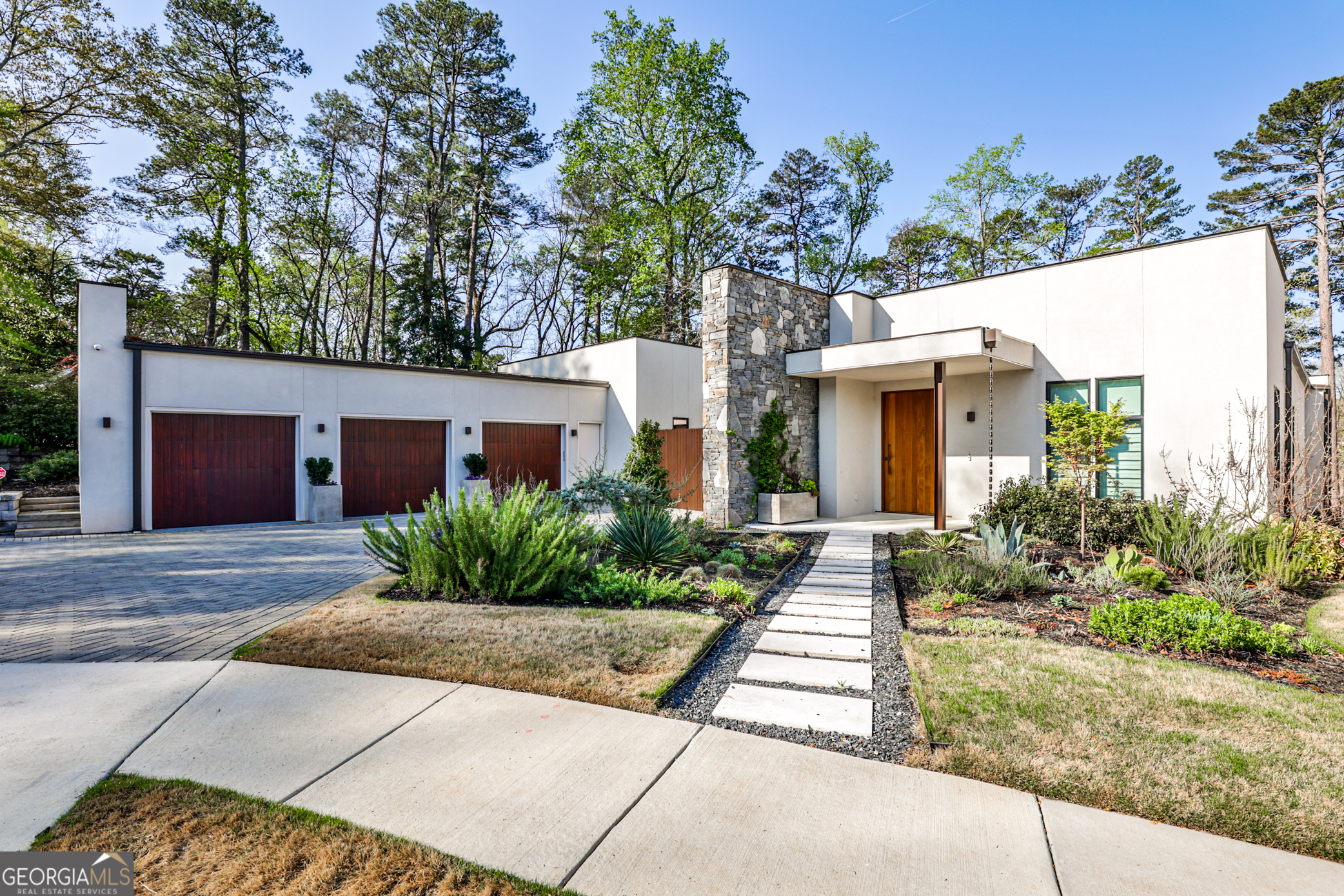 1572 CLIFTON RDG