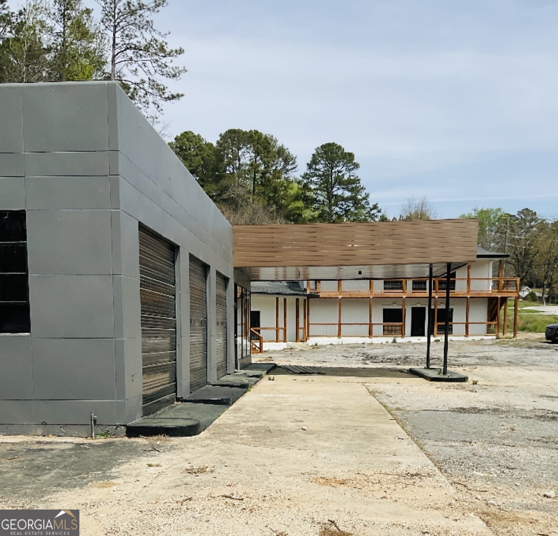 503 W Memorial DR
