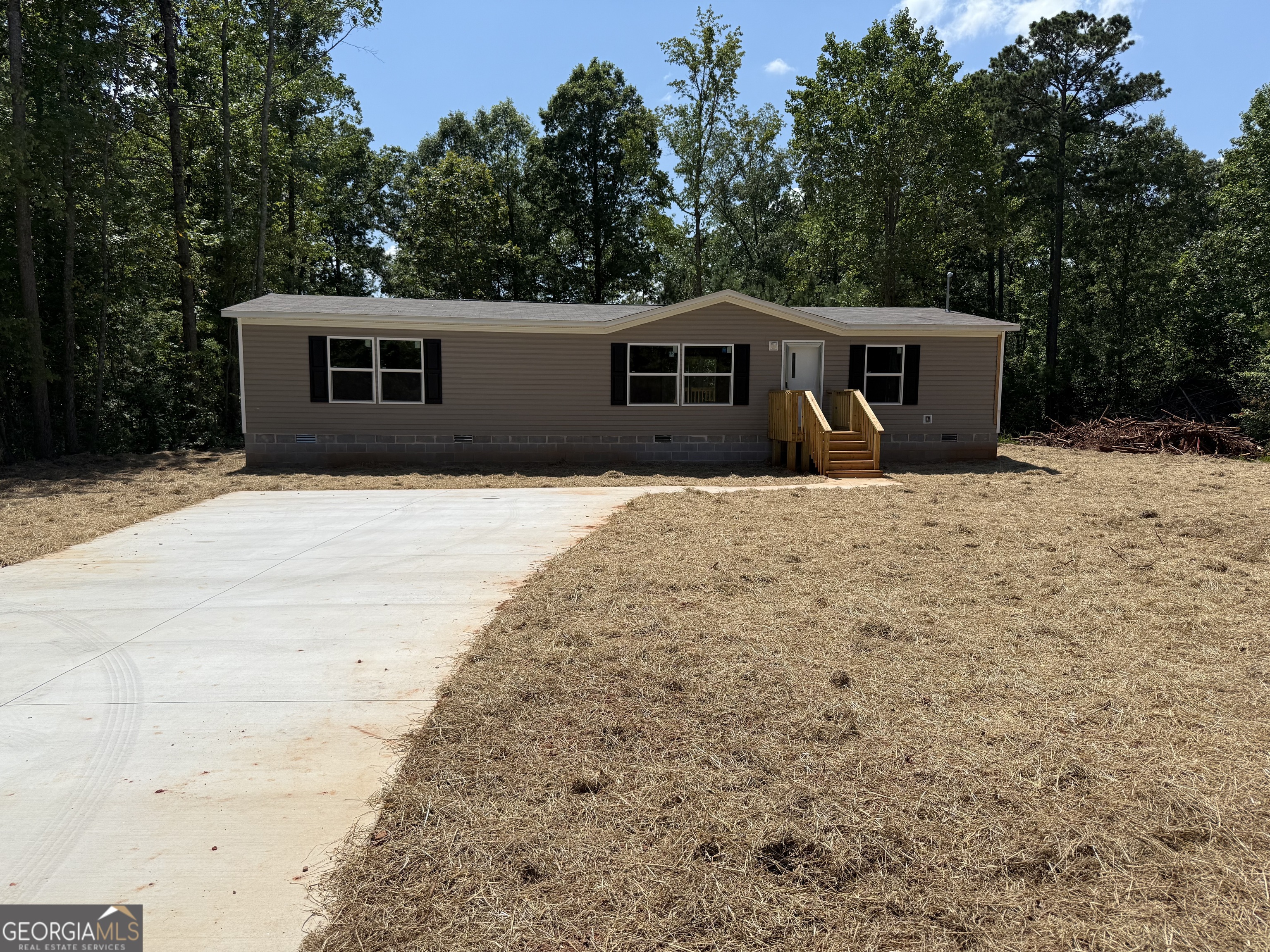 Brand New double wide, 3 bedroom, 2 Bathroom 1,475 Sq Ft Open floor plan, All electric, on 0.64 acre lot. Home warranty, quiet neighborhood. Just off Hwy 61 Just minutes from Carrollton to the south and Villa Rica / I-20 to the north.Seller is offering up $5,000 in closing costs, Call our Preferred lender Cynthia Hall with Guild Mortgage at 678-525-1443 for possible down payment assistance