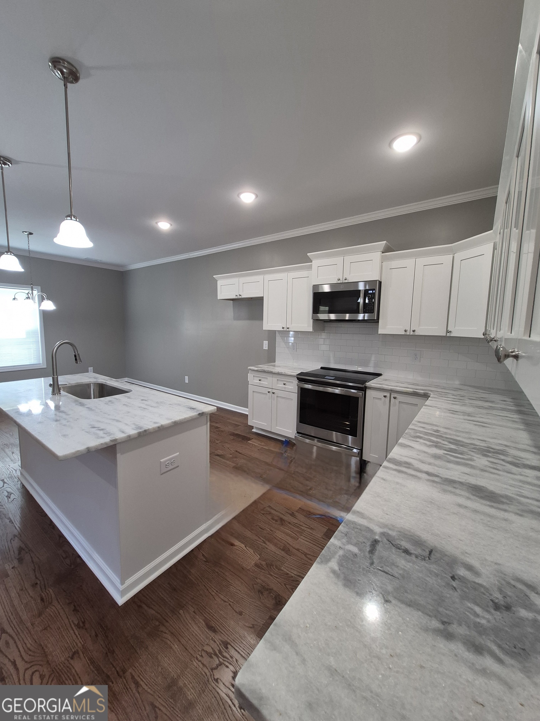 1090 Fox Glen DR