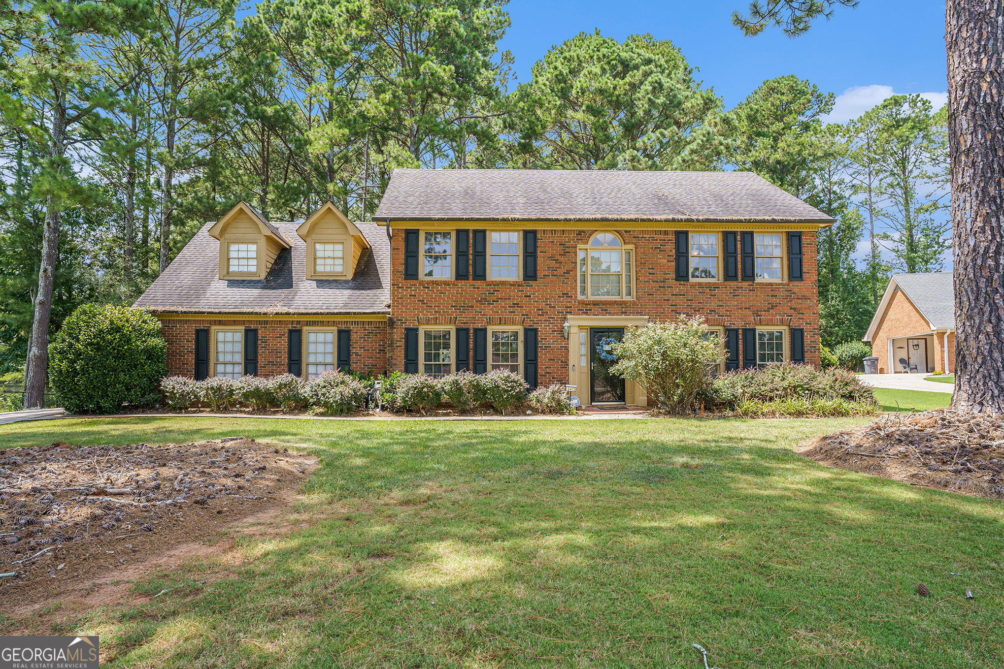 Well-maintained 3-sided brick home in a sought-after Honey Creek, just minutes from I-20! Features include a brand-new kitchen with granite countertops, new cabinets, and newer appliances, as well as new flooring on the main level. Enjoy your formal dining room and formal living room. Two staircases lead to all five bedrooms, offering ample space. One of the bedrooms upstairs would be perfect for an office, nursery, or roommate, as it has private entry from its own staircase near the garage and exterior door. Very private lot, enjoy your backyard with a shed and privacy fence. Option to join Honey Creek Golf & Country Club. Both HVAC systems were replaced in 2022. Move-in ready!!